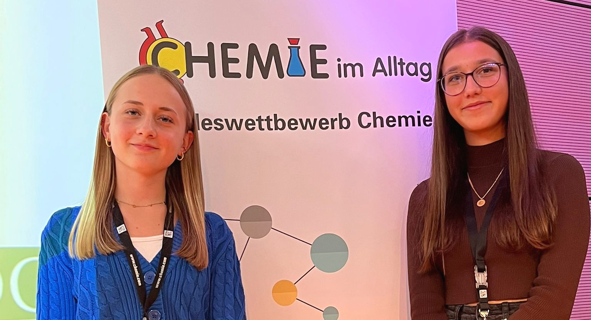 Dilayla Budak und Giulia Mak beim Landeswettbewerb Chemie