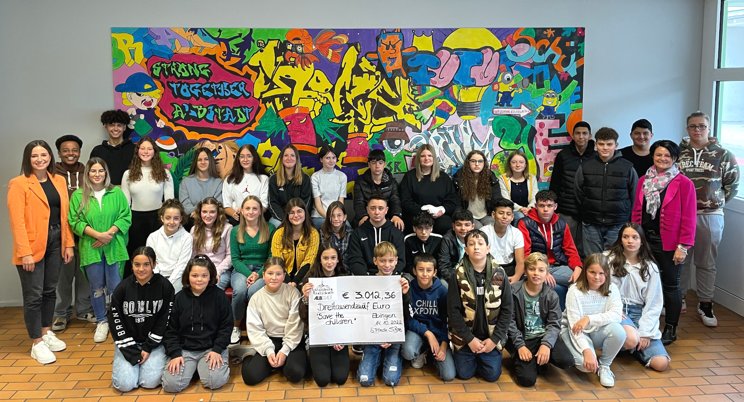 Schülerrat mit Spendenscheck für „Save the children“