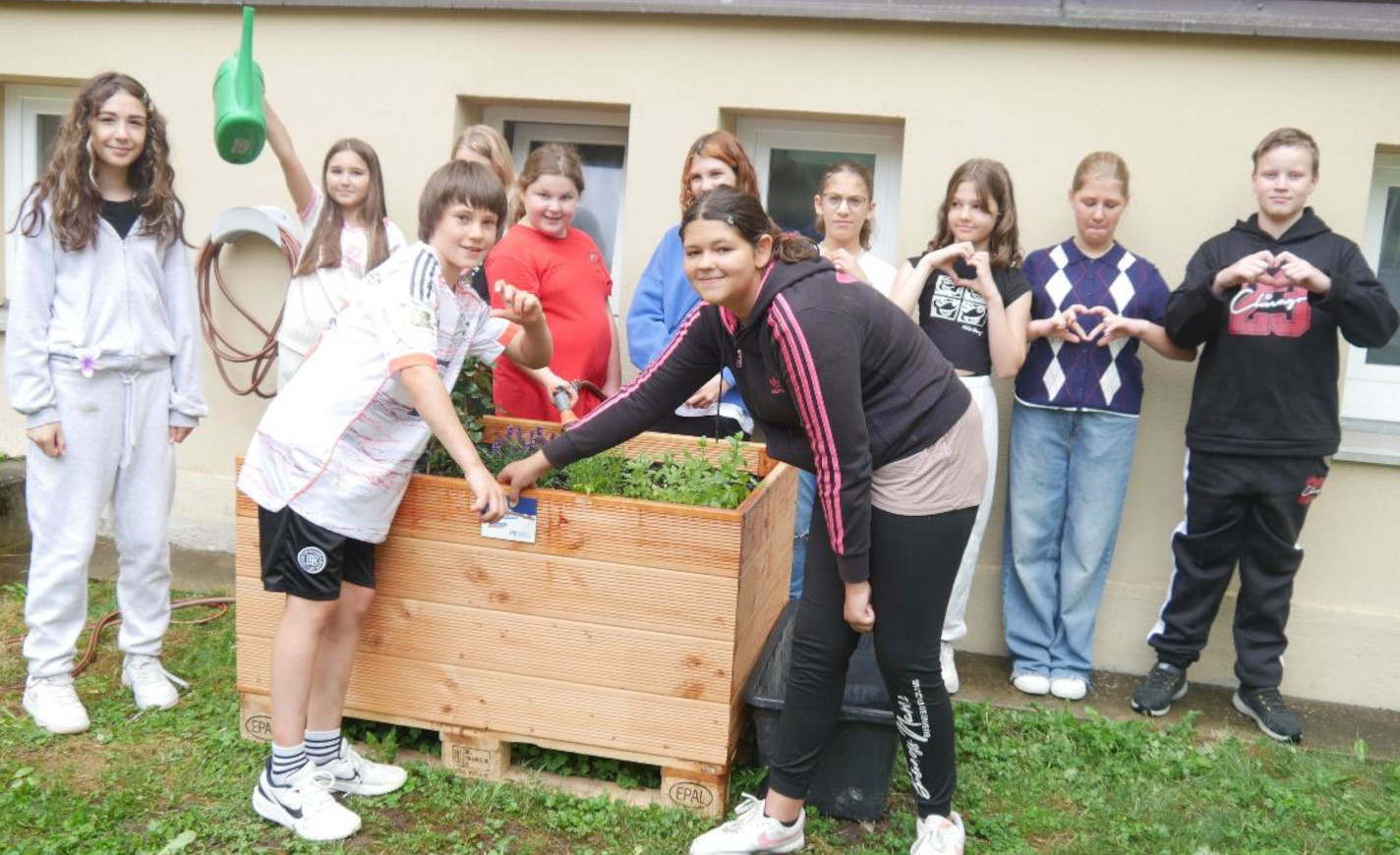 Unsere Schüler freuen sich über das neue Hochbeet