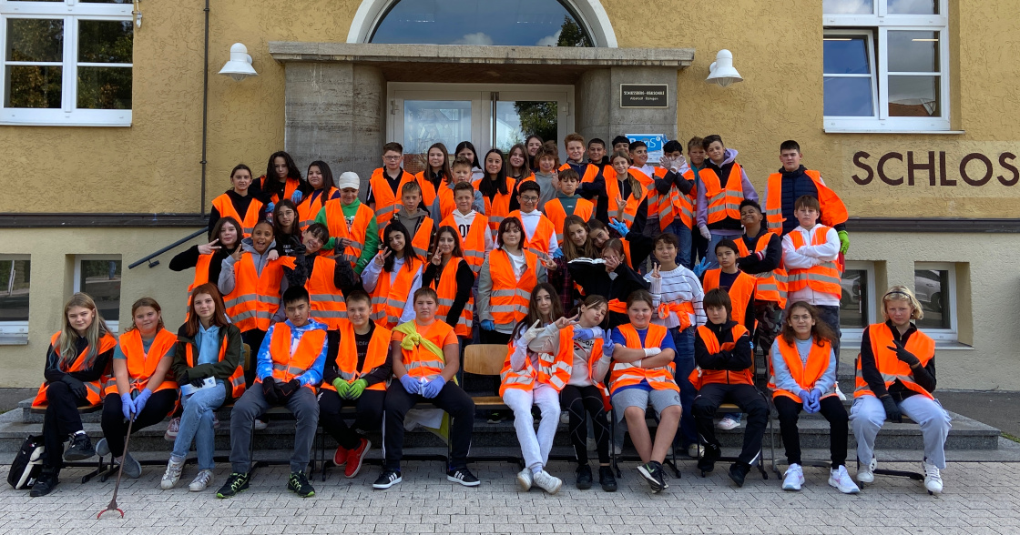 Alle Schüler vor dem Schulhaus