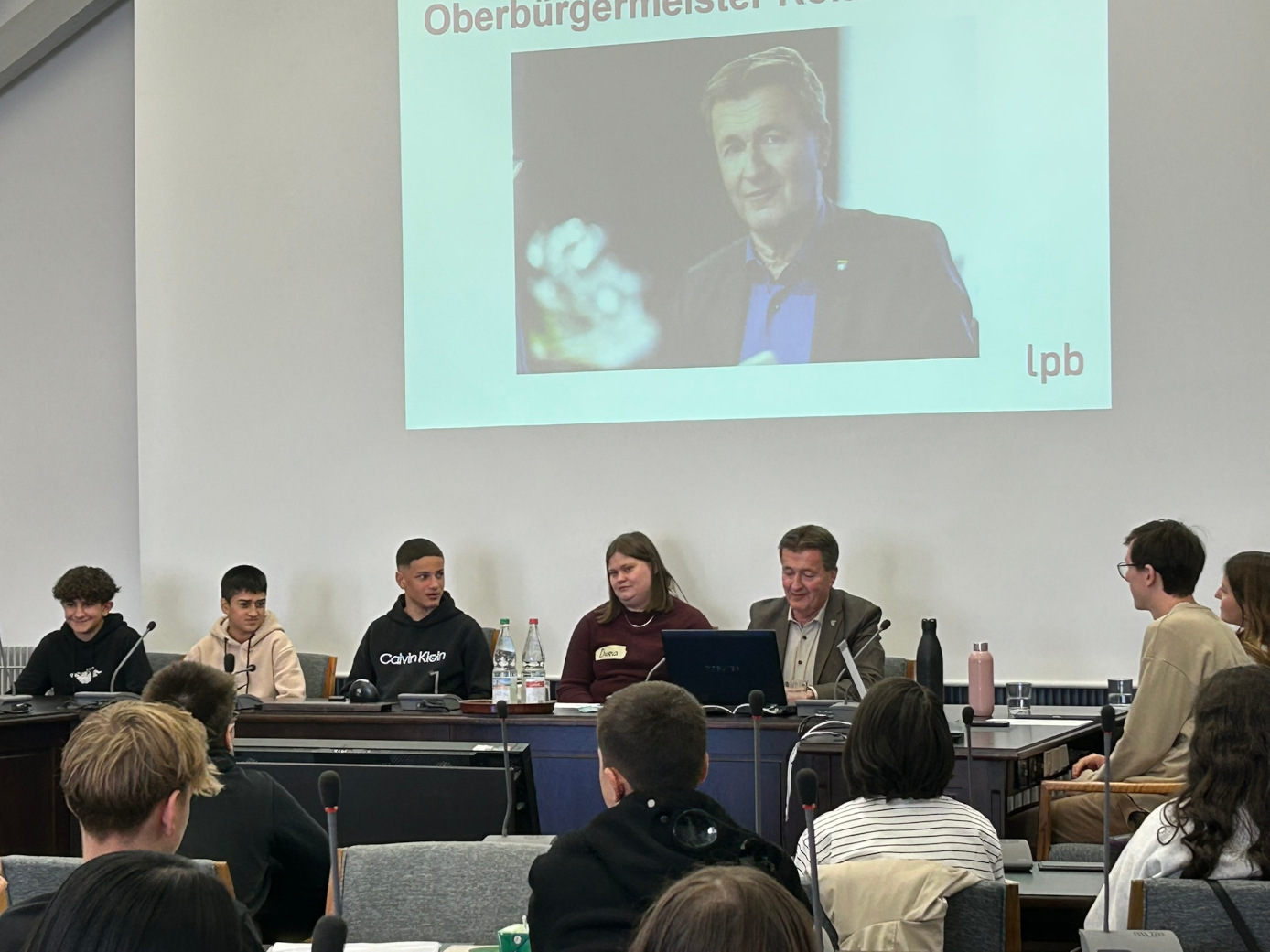 direkt neben dem Oberbürgermeister